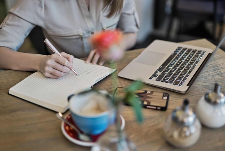 How to Use AI to Write a CV That Gets Read